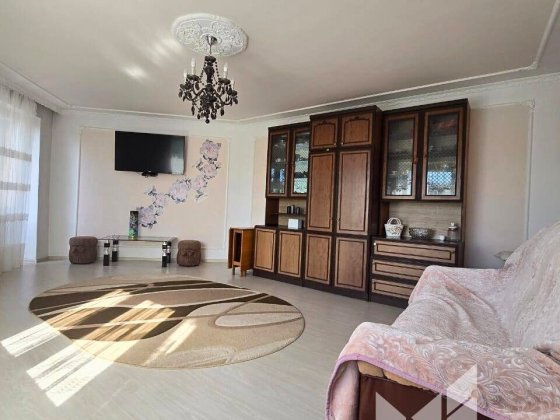 Продається 4 кімнатна квартира поруч з ТЦ Депот Черновцы