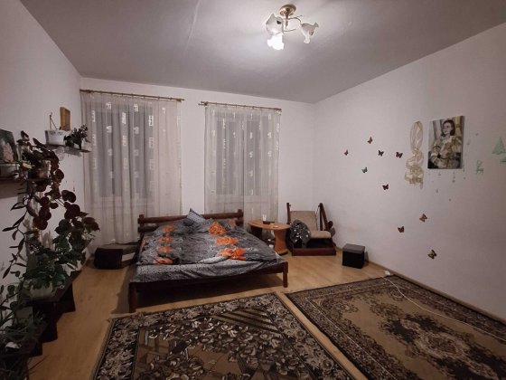 Продається 2 кімнатна квартира, вулиця Хотинська Черновцы