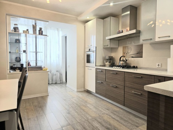 Продається простора 3 кімнатна квартира на Канаді - фото 1