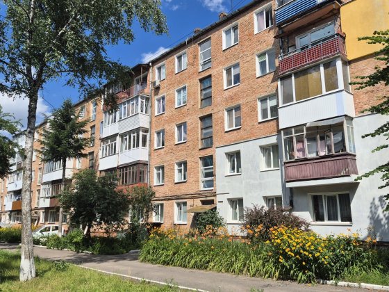 )( Продаж 3-К квартири в тихому районі міста Рівне