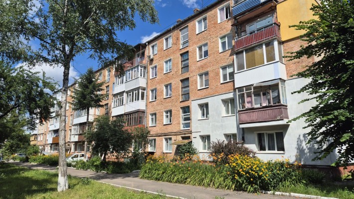 )( Продаж 3-К квартири в тихому районі міста - фото 1