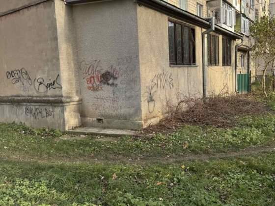 3-х київка з добудовою вул Небесної сотні . Черновцы