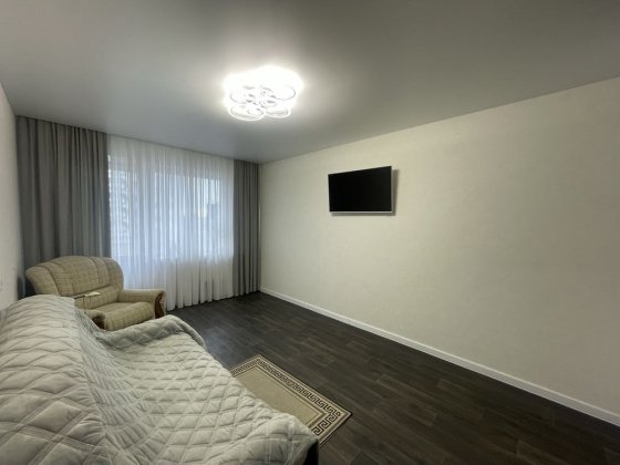 2 кімнатна з ремонтом та усіма меблями та технікою! Ровно