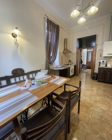 Продаж просторої квартири в історичному центрі Ужгорода - фото 1