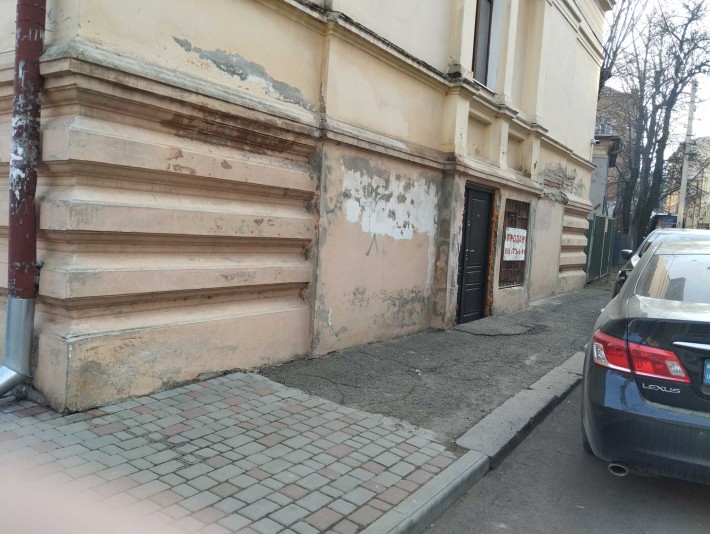 Квартира в центрі міста, трьох кімнатна, повністю перший поверх - фото 1