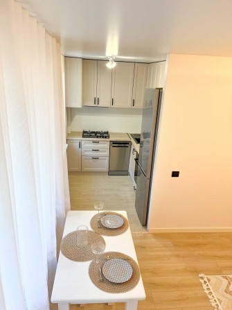 Сучасна 3-кімнатна з технікою та ремонтом — Бруклін - фото 1