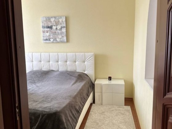 Продається простора 4 - кім. квартира в центрі з видом на Лебединку " Рівне