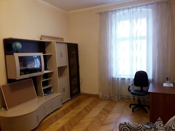 Продається 2-х кімнатна квартира по вул. Переяславській, центр міста Черновцы
