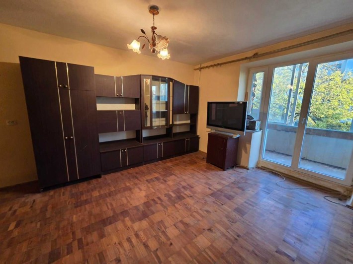 1-кімнатна квартира з потенціалом у цегляному будинку — вул. Шухевича - фото 1