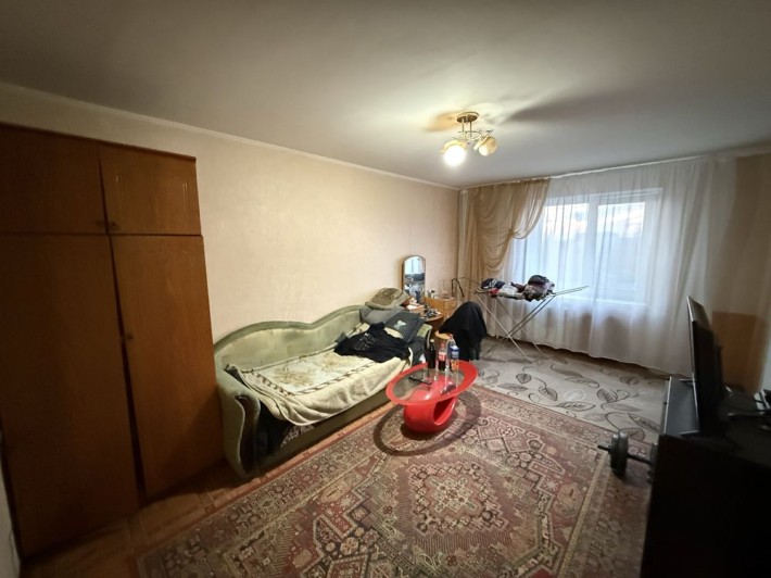 Однокімнатна. Косметичний стан. Не кутова. Цегла. Біля зупинки - фото 1