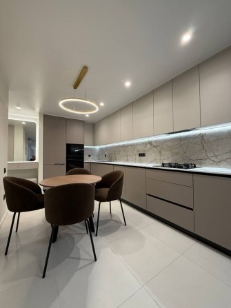 Продається 2 кімнатна квартира по вул. Степана Бандери - фото 1