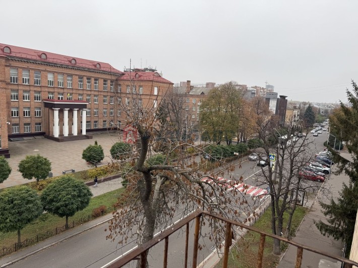 ЦЕНТР 2-кімнатна під капітальний ремонт ! - фото 1