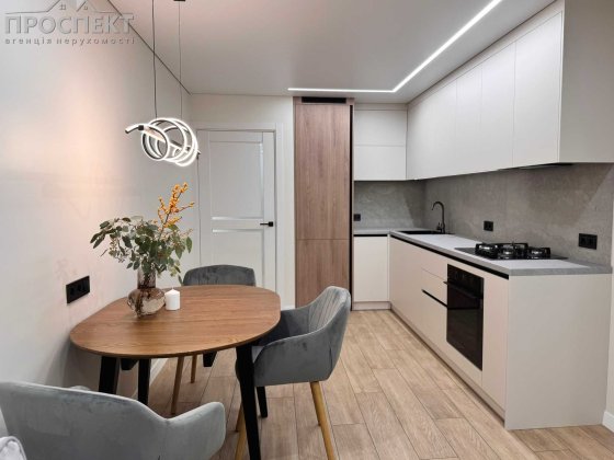 Квартира з новим ремонтом в центрі міста з автономним опаленням Черкассы