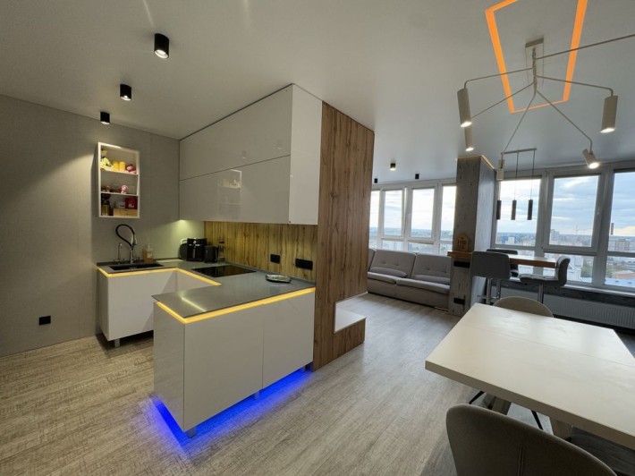 Продаж 2 кімнатної квартири студії з дизаннрським ремонтом в центрі - фото 1