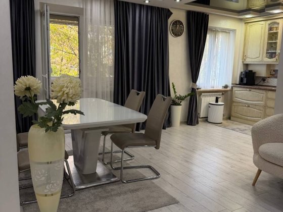 Продаж 4-кімнатної квартири на проспекті Незалежності, р-н “Спорттовар Черновцы