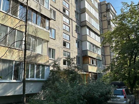 Трехкомнатная Энтузиастов срочно продам Киев