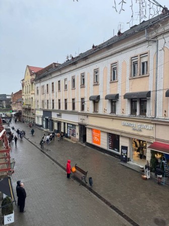 Продається простора 3-кімнатна квартира у серці старого міста - фото 1