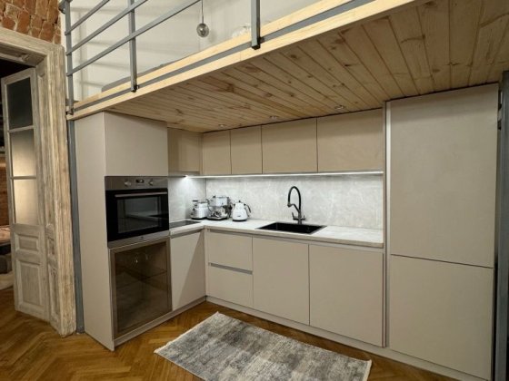 Продається 2-х к. квартира з авторським ремонтом в самому центрі міста Черновцы