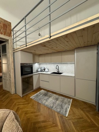 Продається 2-х к. квартира з авторським ремонтом в самому центрі міста - фото 1