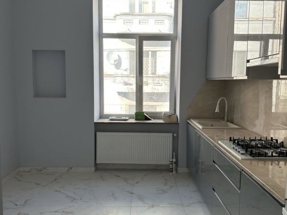 Продається 2-кімнатна квартира в центрі міста Черновцы