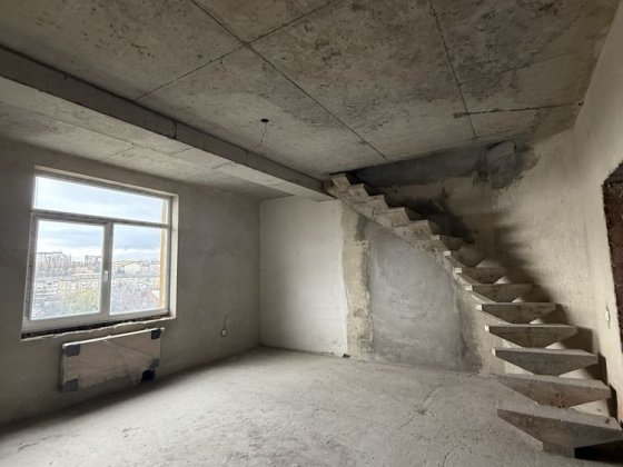 Продається простора квартира навпроти Майдану Чернівці