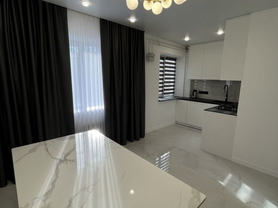 Продам 2 кімнатну квартиру з дизайнерським ремонтом пр-т Л. Лукяненка Чернигов