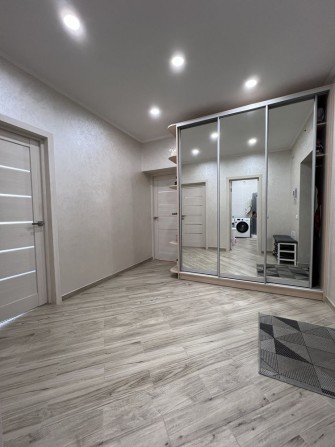 Продаж! 2-км. квартира в НОВОБУДОВІ з МЕБЛЯМИ - фото 1