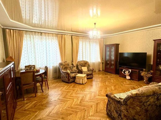 В центрі особлива 3х кв. Житлова пл. 56 кв.м.28+16+12.Загальна 75 кв м Черкассы