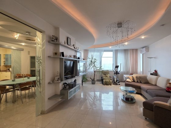 Продаж простої 7 кім. квартири. Центр Києва. Вул. Б. Хмельницкого 41. Киев