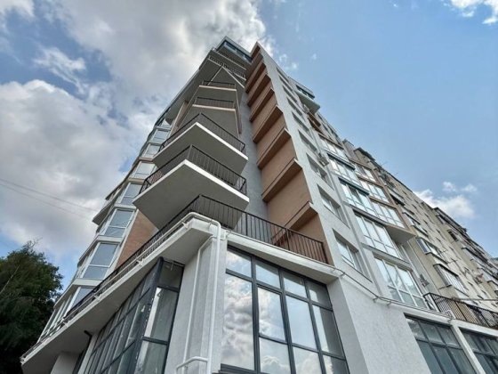 Продам велику 2х кімнатну новобудову здану в нксплуатацію недорого! Черновцы
