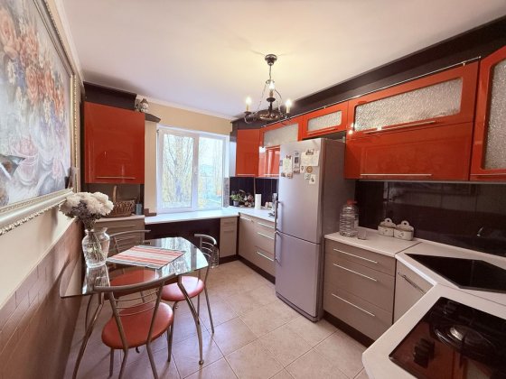 Трикімнатна з ремонтом! Третій поверх. Ужгород