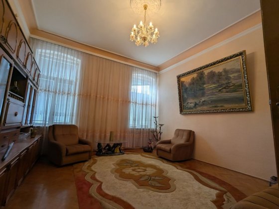Продається велика квартира в центрі міста Черновцы