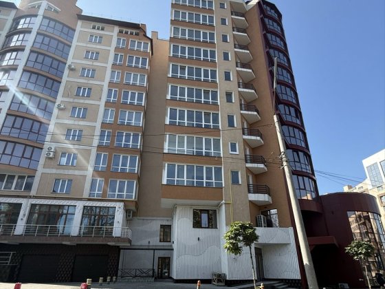 Продається 3х кімнатна видова новобудова Чернівці