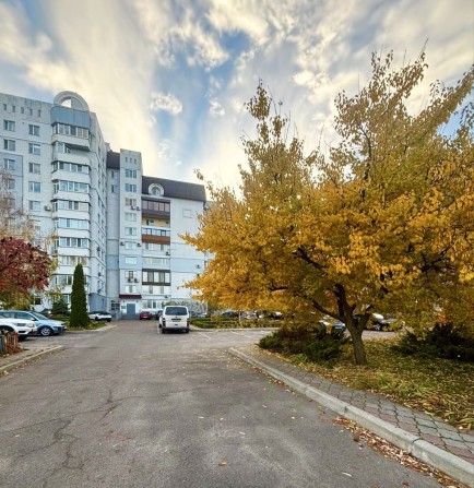 Чудова квартира на Митниці, вул. Героїв Дніпра 53 - фото 1