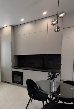 Продається Шикарна 1 кімната квартира в центрі міста. - фото 1