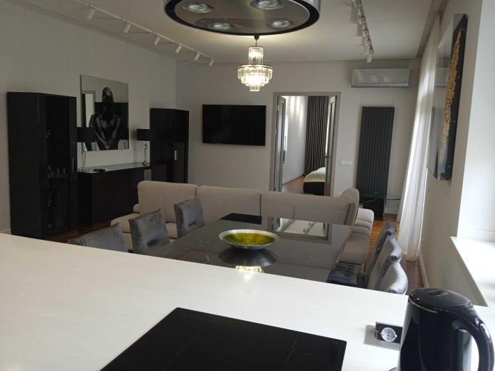 Продам сучасну квартиру 83 м кв. з суперремонтом в ценрі Чернівців. - фото 1