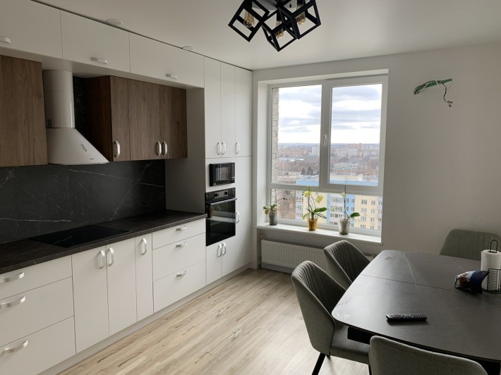 Продається затишна, простора квартира, з неймовірним видом. - фото 1