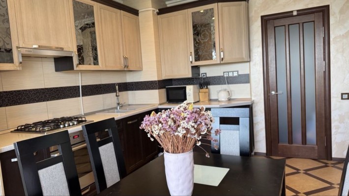 Продається 3-х кімнатна новобудова  з євроремонтом - фото 1