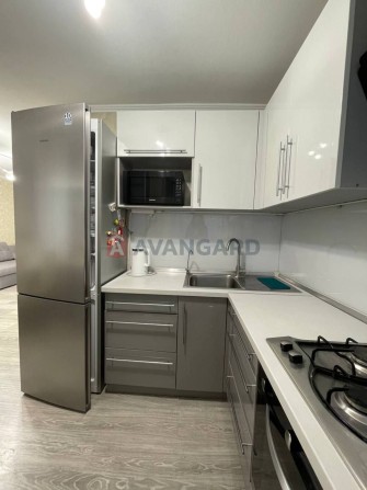 Продам 2-к квартиру, левый берег, ремонт ,средний этаж - фото 1