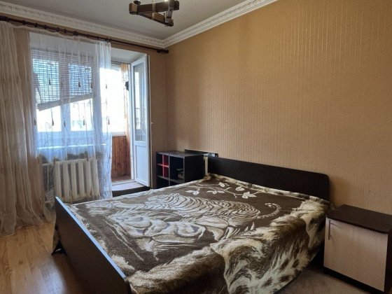 Продаю трикімнатну квартиру вул. П'ятницька Чернигов