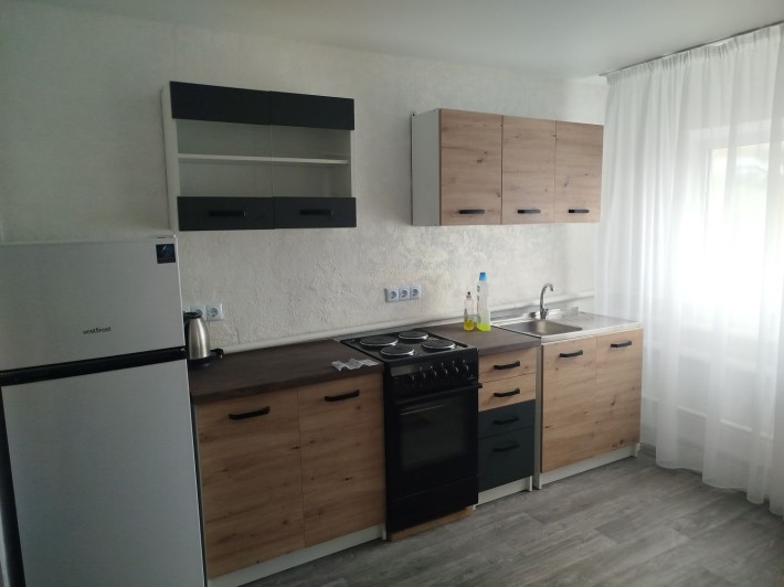 Частина будинку біля головного входу парк Софіївка. - фото 1