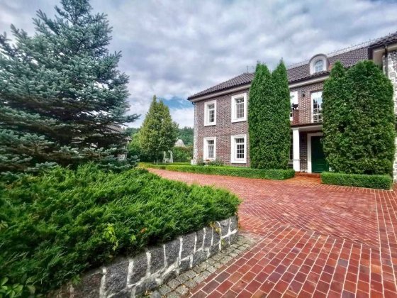 Затишний будинок з басейном в передмісті Києва. Ірпінь, Стоянка 2. Ирпень