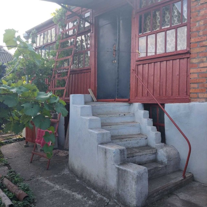 Сдам половину дома с отдельным входом ,есть 2 комнаты,кухня,веранда - фото 1