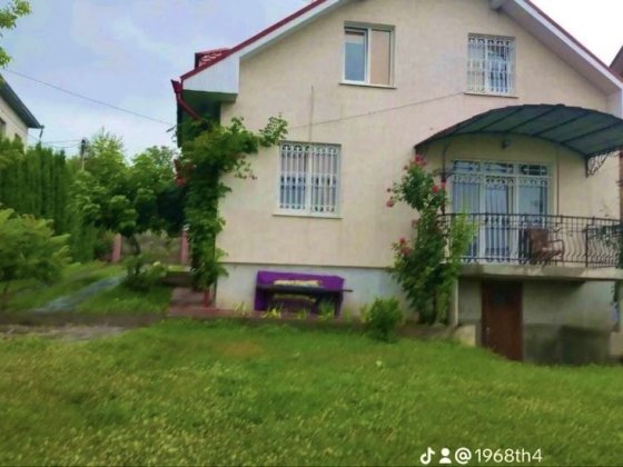 Оренда  БУДИНКУ, 4 к биімнати, гарний  КРАЄВИД, ДВІР Черновцы