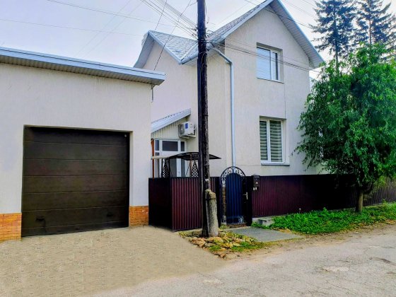 Здається 4-х кімнатний БУДИНОК в ЦЕНТРІ міста р-н вул. ГЕРОЇВ МАЙДАНУ. Чернівці