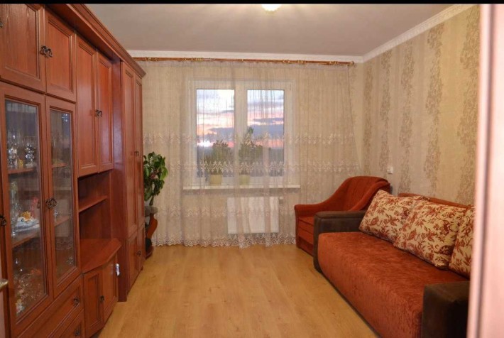 Продам простору 3-кімнатну квартиру на вул. Милославській, 16 - фото 1