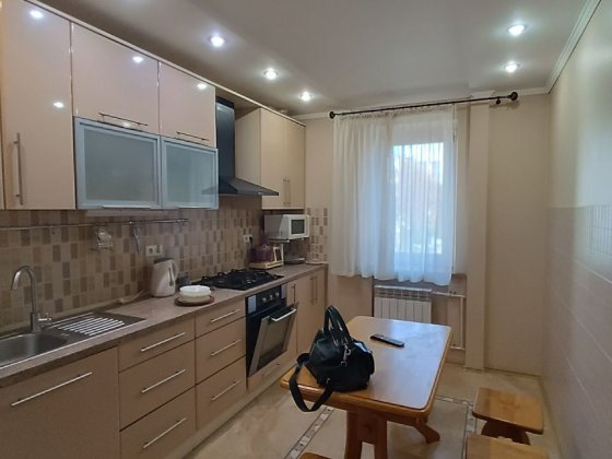 Продається чудова 3 кімната квартира на Лялі Ратушні. Винница