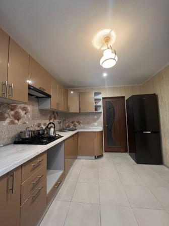 Оренда приватного будинку з паркомісцем - фото 1