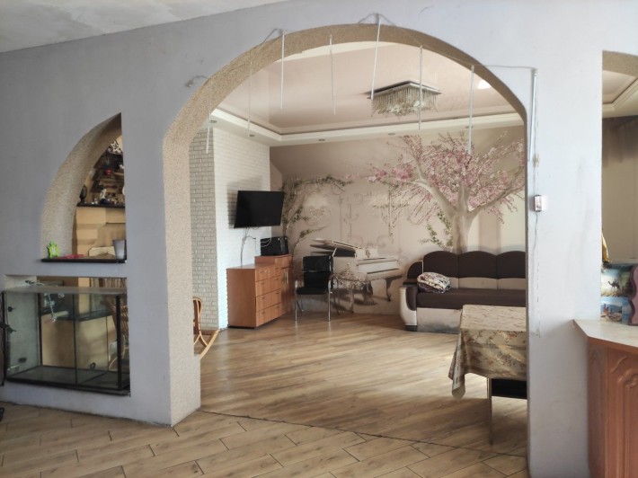 Здається 2-во поверховий будинок з усіма зручностями,у тихому місті. - фото 1