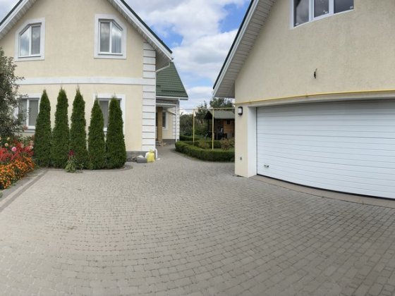 Двохповерховий будинок з подвірʼям і з гаражем Київ